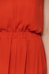 Zwiewna sukienka maxi z kobiecym rozcięciem z przodu