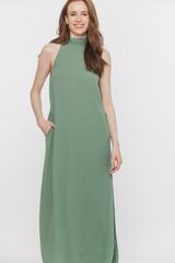 Zwiewna szałwiowa dwuwarstwowa sukienka ze stójką