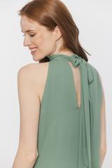 Zwiewna szałwiowa dwuwarstwowa sukienka ze stójką