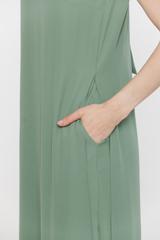 Zwiewna szałwiowa dwuwarstwowa sukienka ze stójką