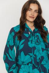 Zwiewna wiskozowa sukienka z wiązaniem o trapezowym kroju