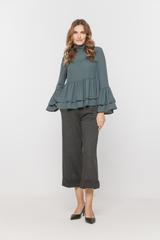 Zwiewna zielona bluzka szyfonowa z ozdobnymi falbanami