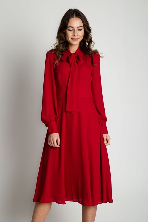 Czerwona sukienka z wiązaniem przy dekolcie 