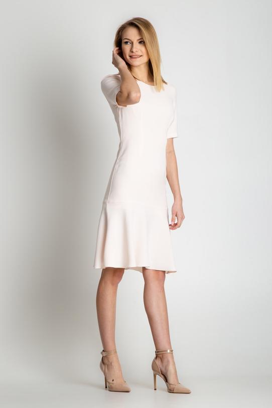 Pudrowa sukienka z szeroką falbaną na dole - 3