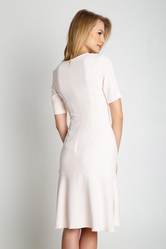 Pudrowa sukienka z szeroką falbaną na dole - 4