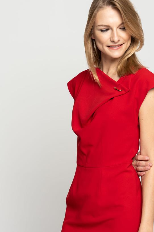 Czerwona sukienka z dopasowanym dołem