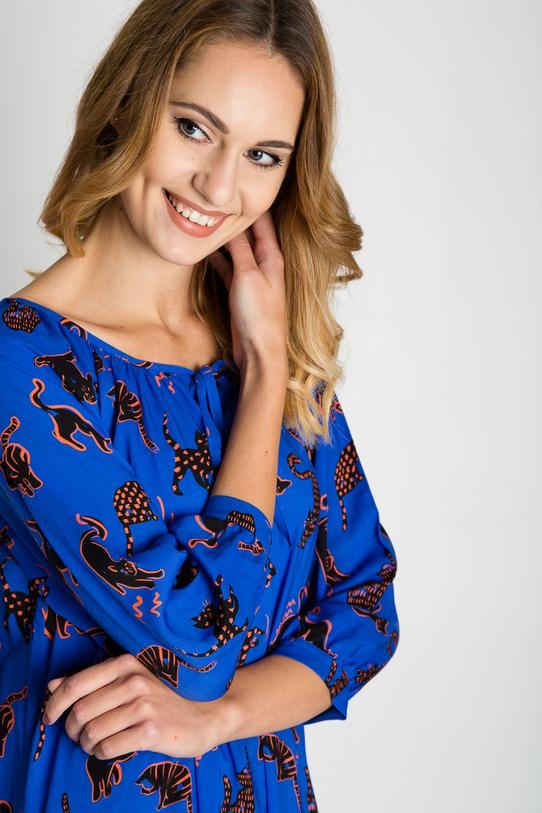 Niebieska sukienka w kocie wzory