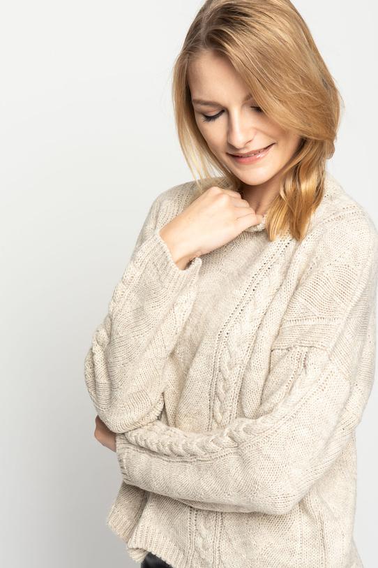 Beżowy sweter z mini golfem
