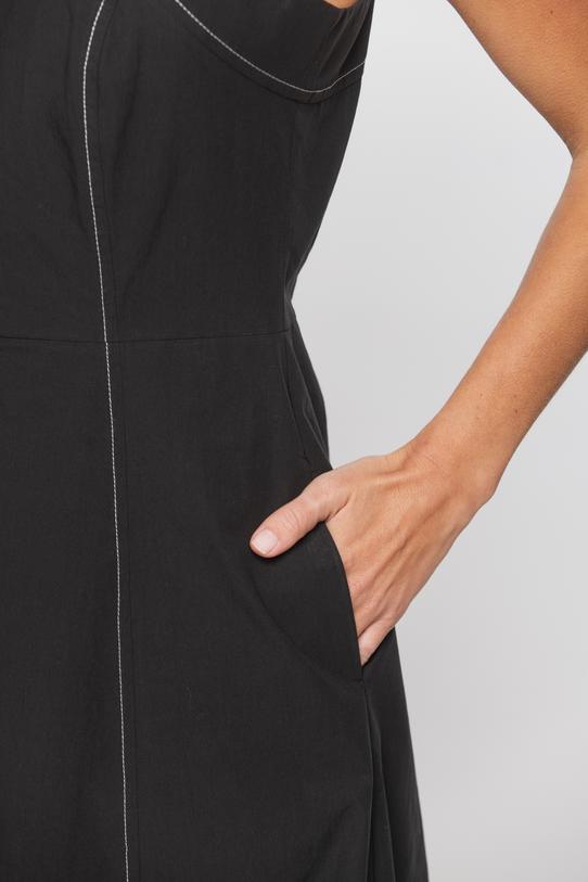 Bawełniana czarna sukienka z białymi przeszyciami - 5