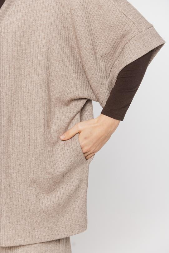 Beżowa luźna narzutka z dzianiny sweterkowej - 5