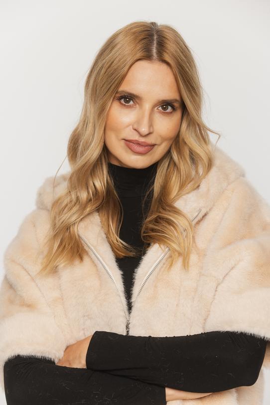 Beżowe miękkie futerko do pasa z rękawem 3/4 - 5