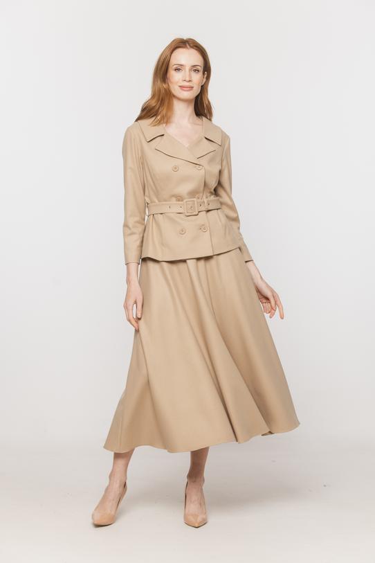 common:product-alt-prefix A beige double-breasted short jacket with a wide collar and a belt