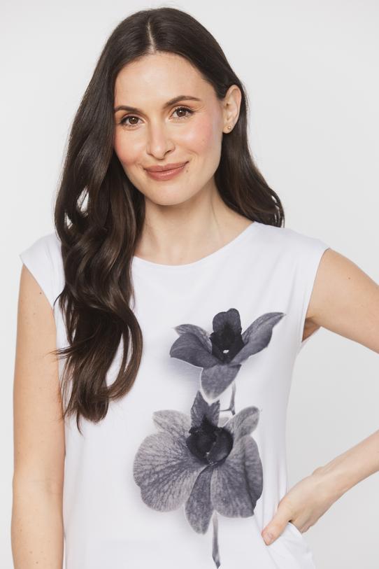 Biała dzianinowa bluzka z kwiatowym nadrukiem - 4
