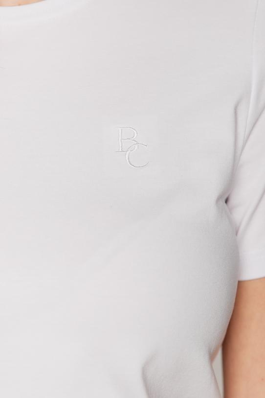 Biały t-shirt z delikatnym haftem
