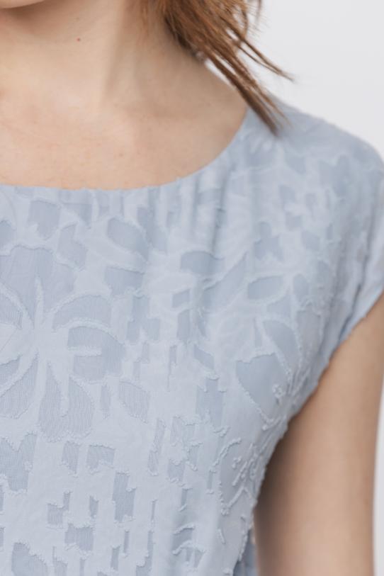 Błękitna sukienka midi ze strukturalnej tkaniny - 5