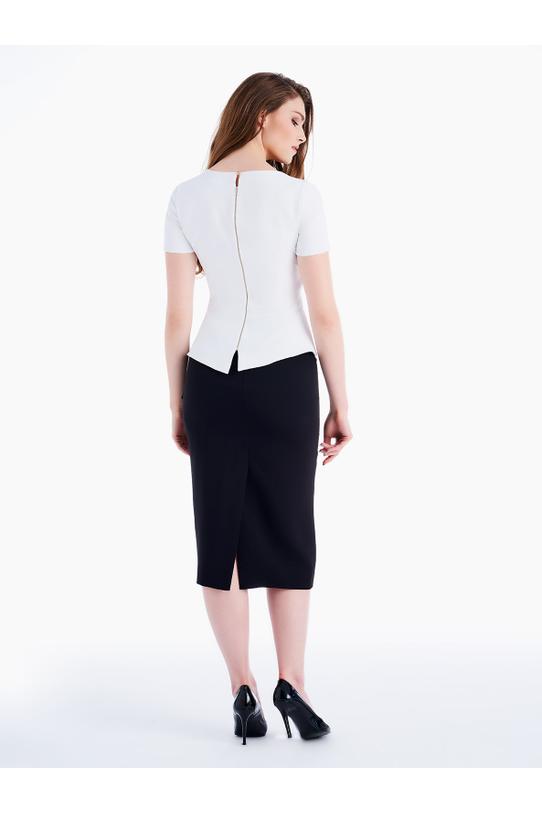 Wizualizacja Bluzka ecru z baskinką i ozdobnym suwakiem z tyłu