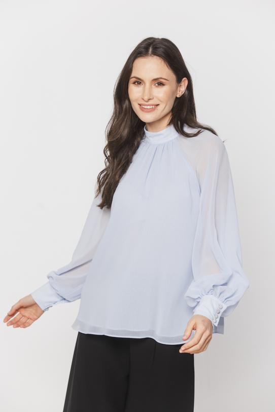 Zwiewna błękitna bluzka z bufiastymi rękawami - 3