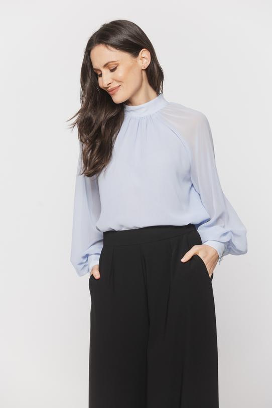 Zwiewna błękitna bluzka z bufiastymi rękawami - 2
