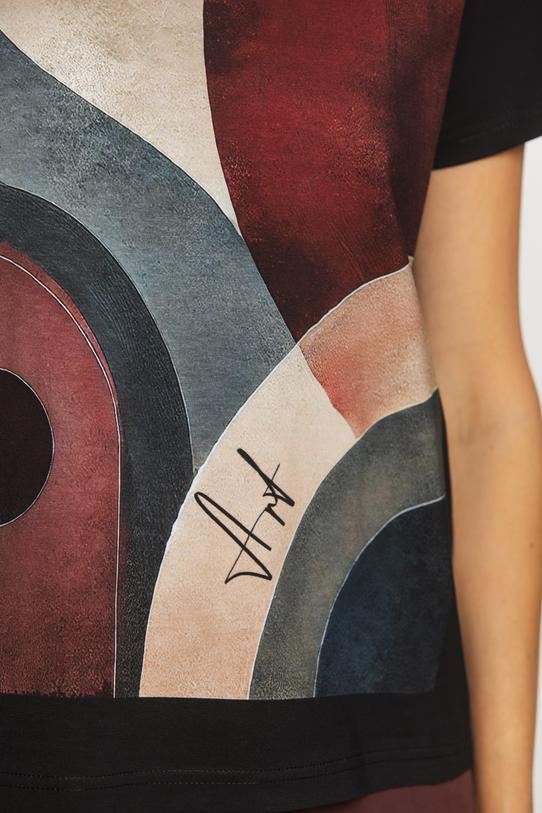 Czarny bawełniany t-shirt z artystyczną grafiką - 4