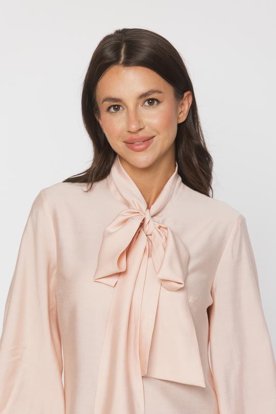 Elegancka pudrowa bluzka z wiązaną kokardą - 4