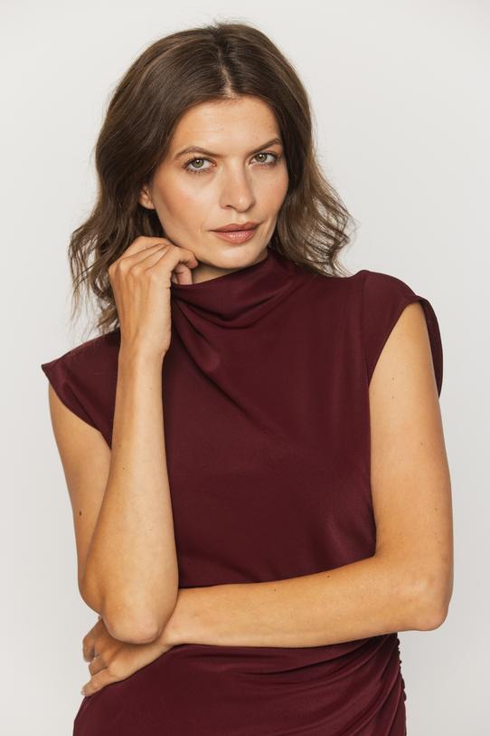Bordowa asymetryczna bluzka z marszczeniem - 4
