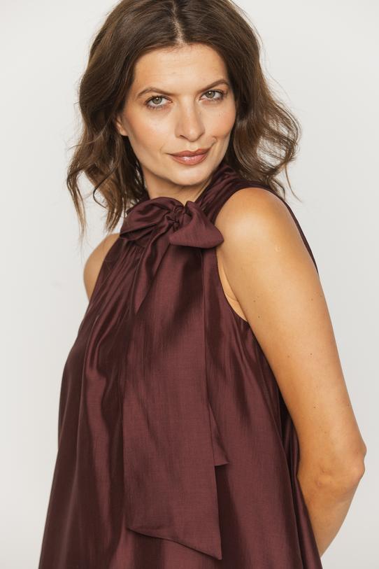 Bordowa sukienka z ozdobnym wiązaniem - 4