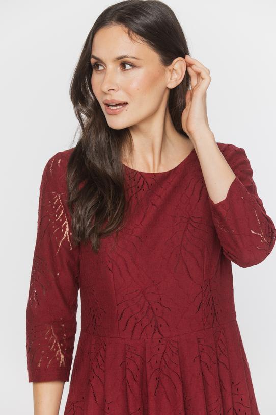 Bordowa wizytowa sukienka z matowej bawełnianej koronki - 4