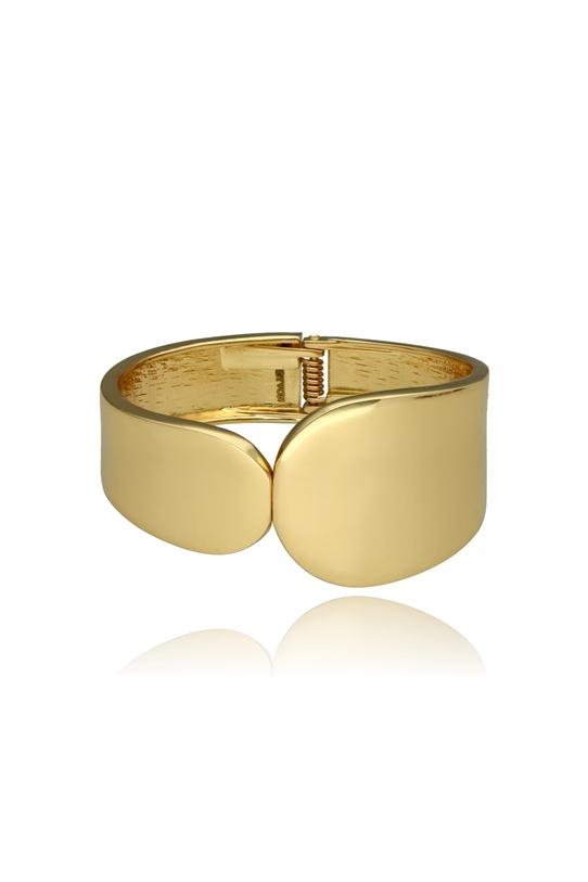 common:product-alt-prefix A wide gold bracelet with a modern twist