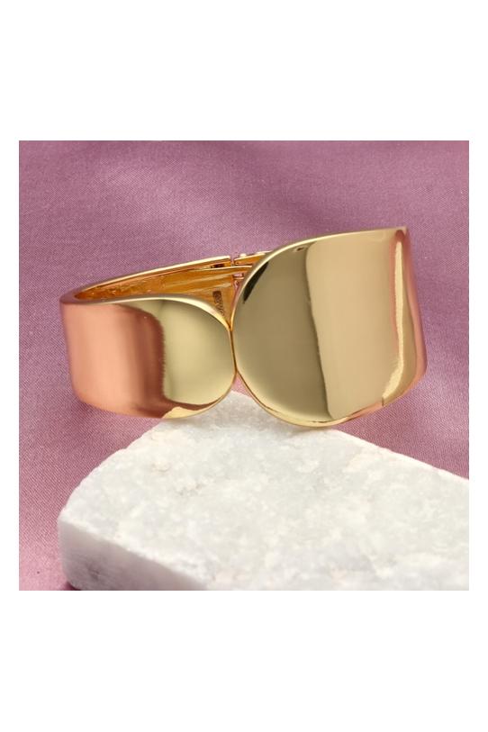 A wide gold bracelet with a modern twist - 1