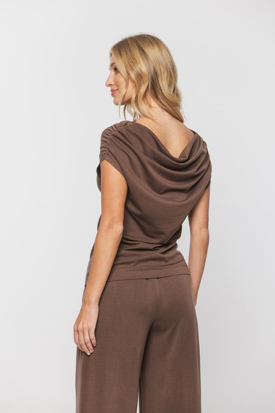 Brązowa dzianinowa bluzka z marszczeniem na ramionach - 3