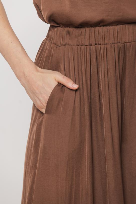 Brązowe lekkie spodnie o satynowym połysku - 4