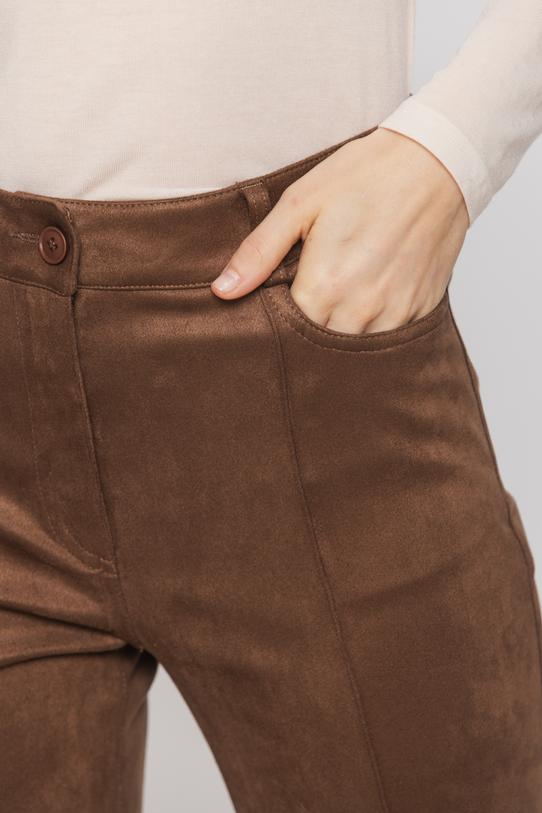 Brązowe spodnie dzwony z imitacji zamszu - 4
