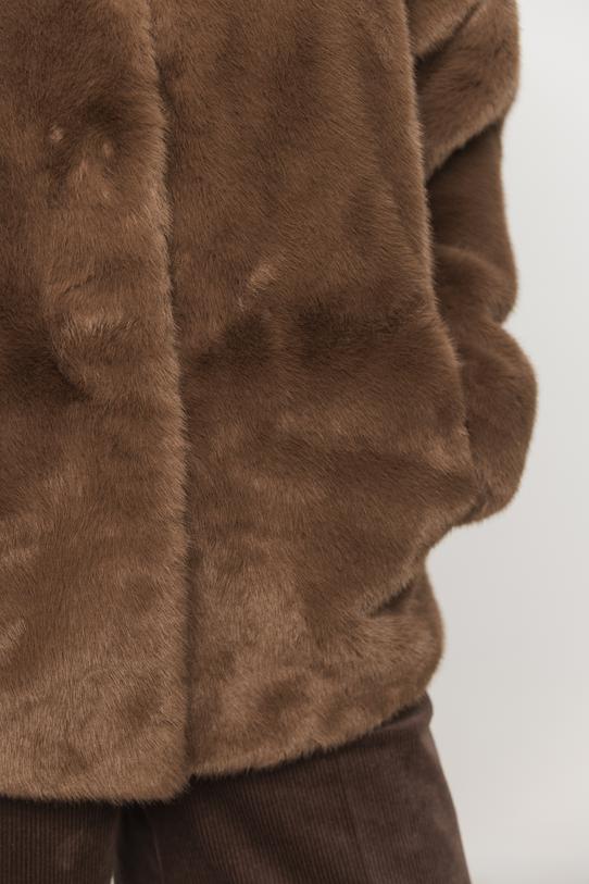 Brązowe stylowe futerko z praktycznym kapturem - 6