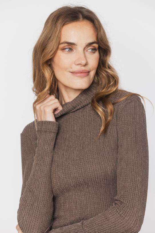 Wizualizacja Brązowy półgolf z długim rękawem z fakturowanej dzianiny