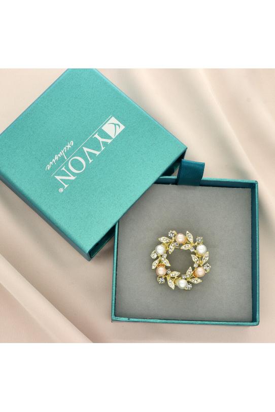 A gold brooch in the shape of a wreath with powder-coloured pearls - 2