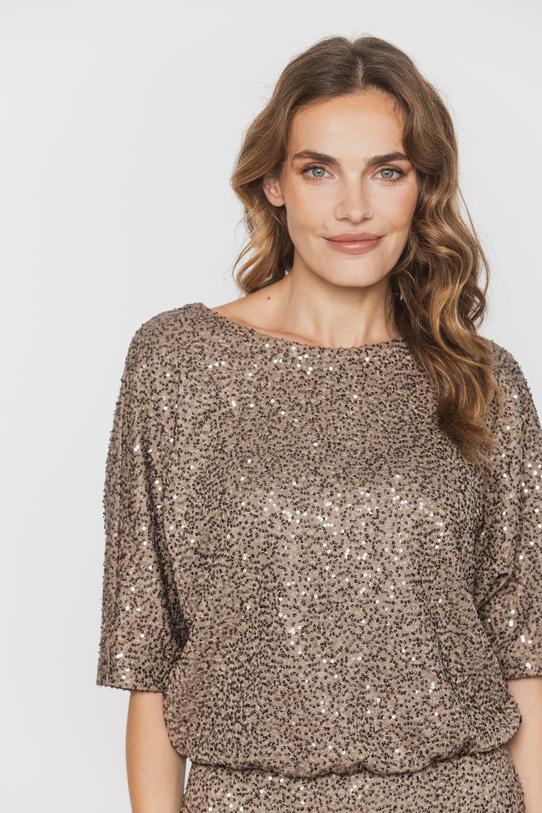 Cekinowa ciemnobeżowa sukienka z nietoperzowym rękawem - 4