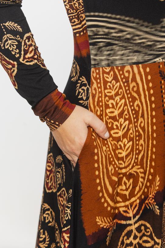 Codzienna sukienka z dzianiny w brązowej tonacji - 5