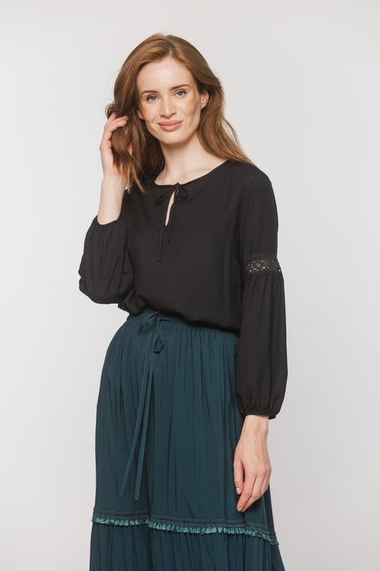 Wizualizacja Czarna bluzka z marszczonym rękawem i koronką
