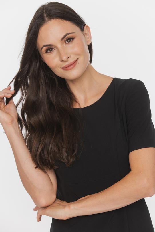 Czarna dopasowana sukienka z modelującymi zaszewkami - 5