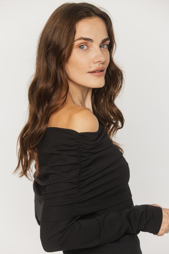 Czarna dzianinowa bluzka odsłaniająca ramiona - 4