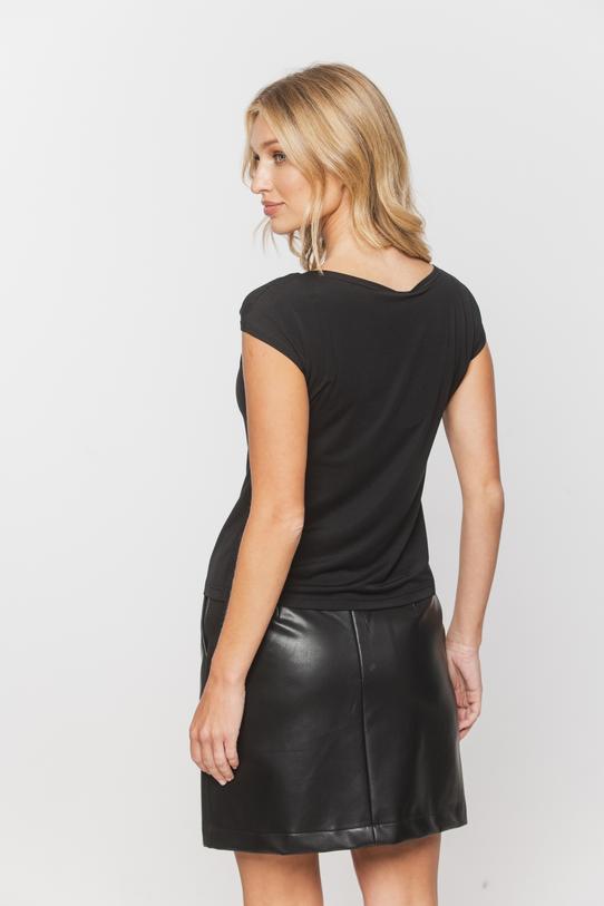 Czarna dzianinowa bluzka z ciekawym detalem - 4