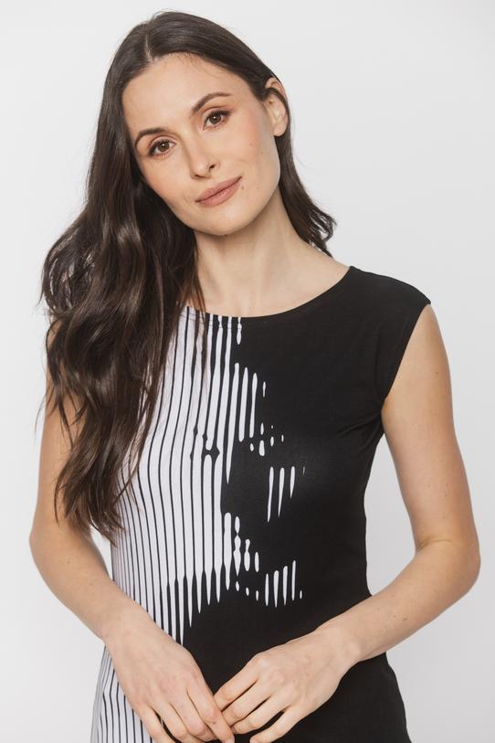 Czarna dzianinowa bluzka z nadrukiem o dopasowanym fasonie - 4