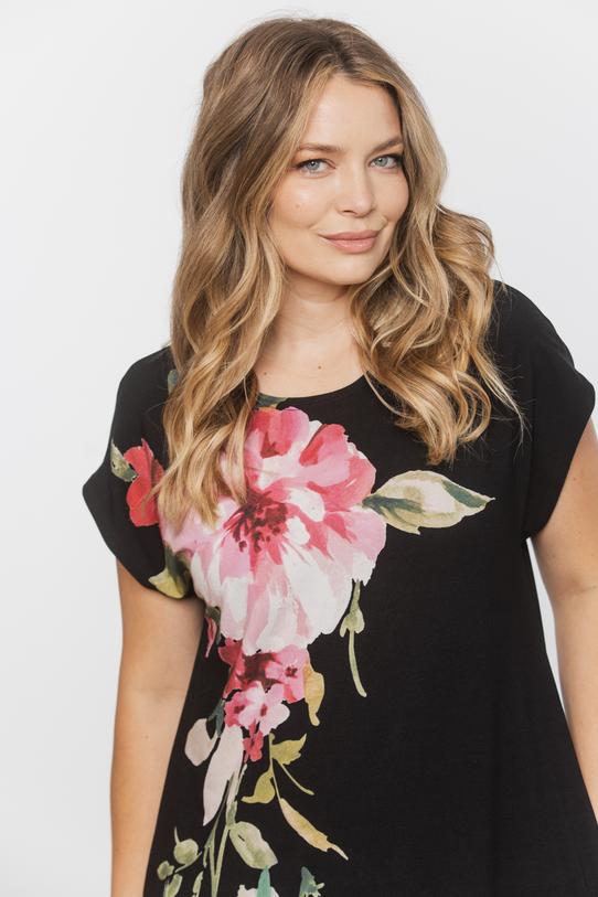 Czarna dzianinowa sukienka w różowe kwiaty - 4