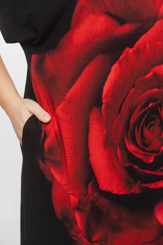 Czarna dzianinowa sukienka z nadrukiem czerwonej róży - 5