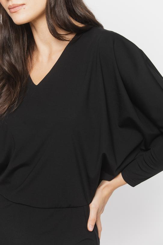 Czarna dopasowana sukienka za kolano z nietoperzowym rękawem - 5