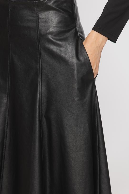 Czarna rozkloszowana spódnica z ekoskóry - 3