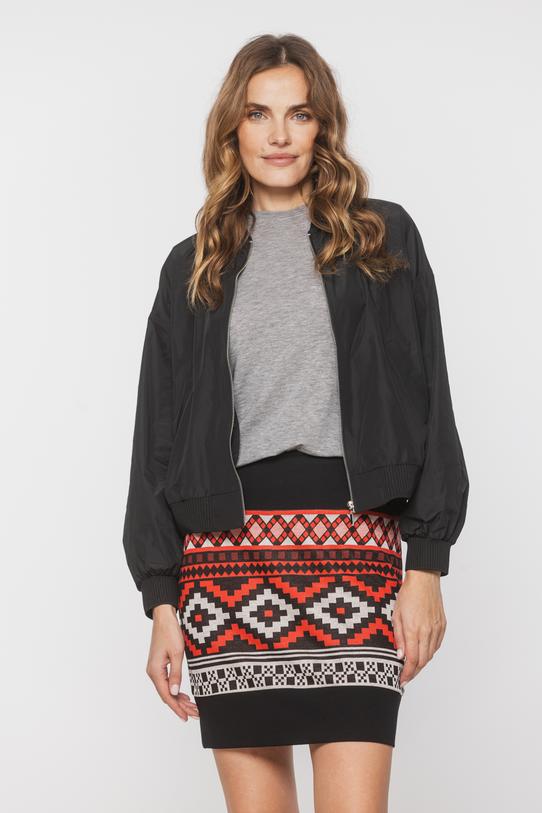 Czarna stylowa bomberka z satynowym połyskiem - 2