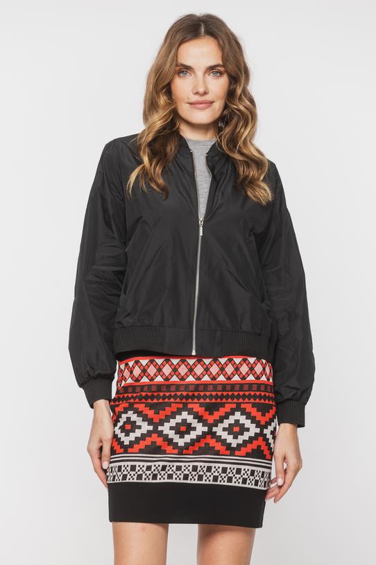 Czarna stylowa bomberka z satynowym połyskiem - 3