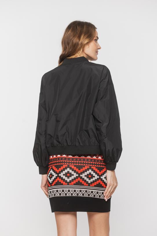 Czarna stylowa bomberka z satynowym połyskiem - 4