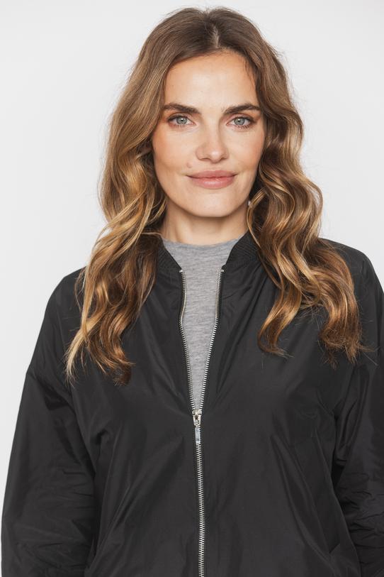 Czarna stylowa bomberka z satynowym połyskiem - 5